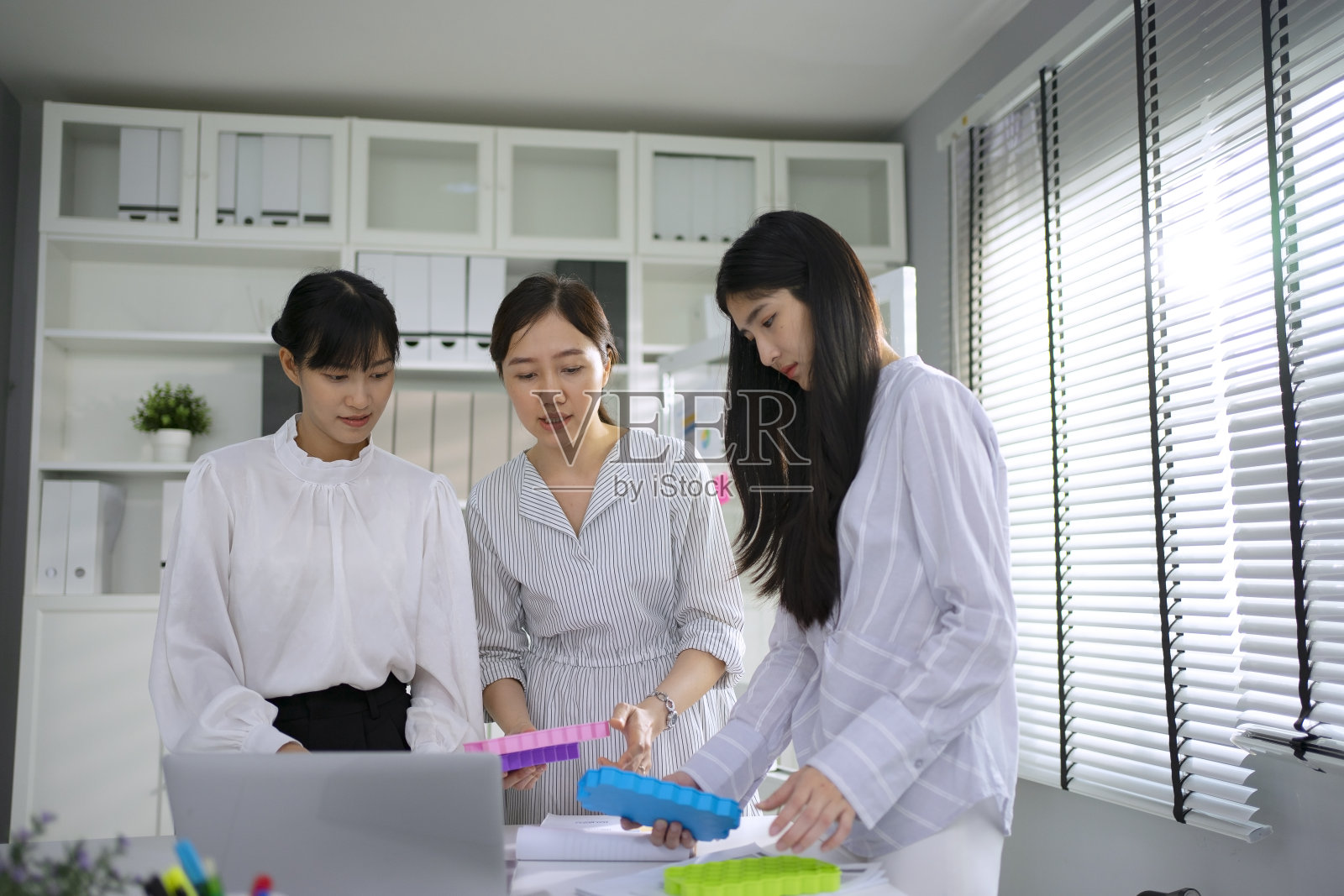 白领们在办公室开会。照片摄影图片