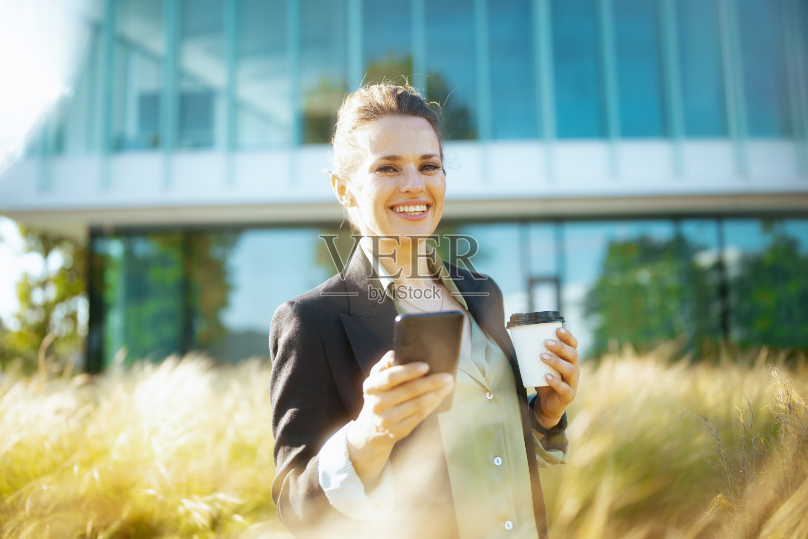 办公楼附近快乐女员工的肖像照片摄影图片