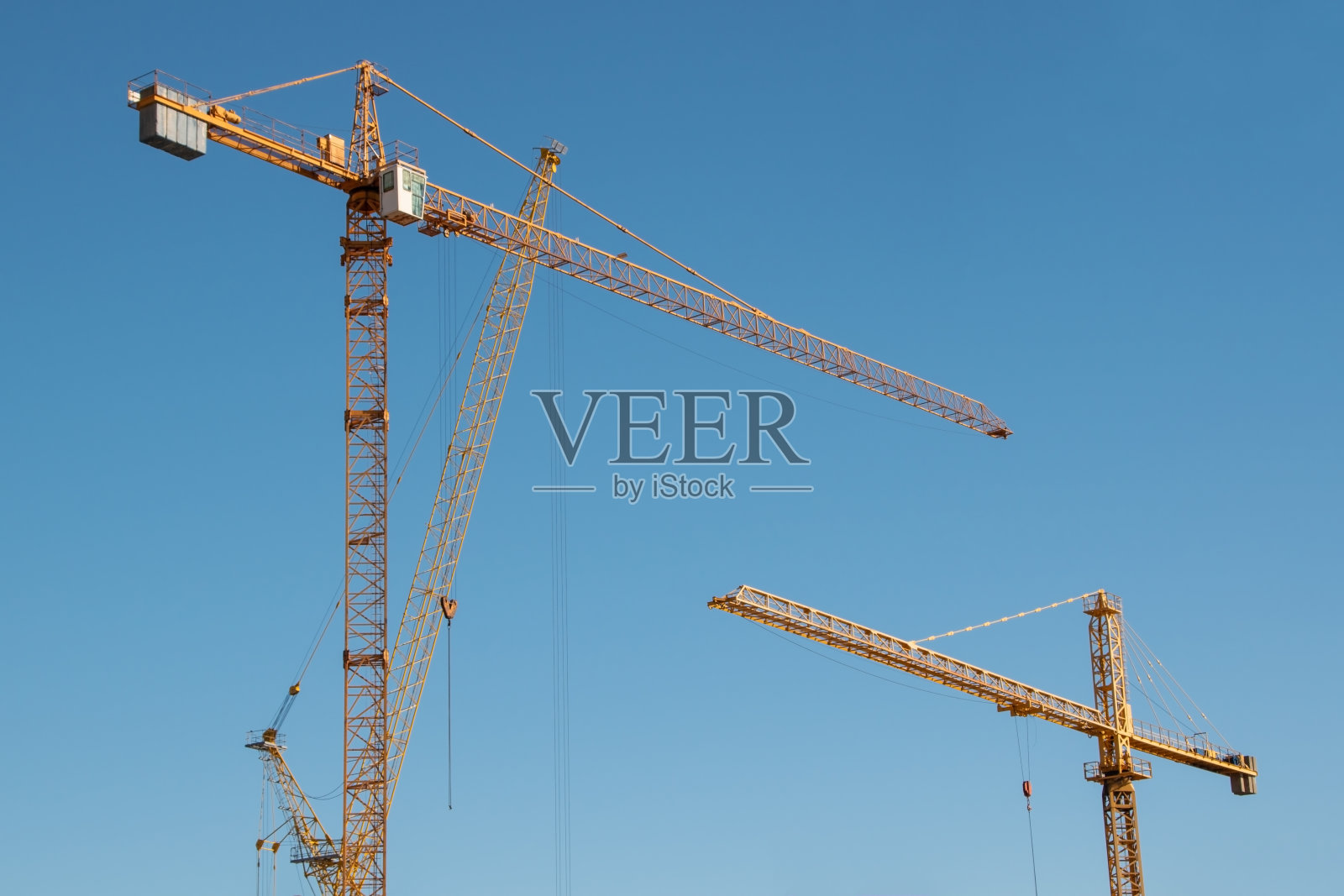 起重机映衬着蓝天照片摄影图片