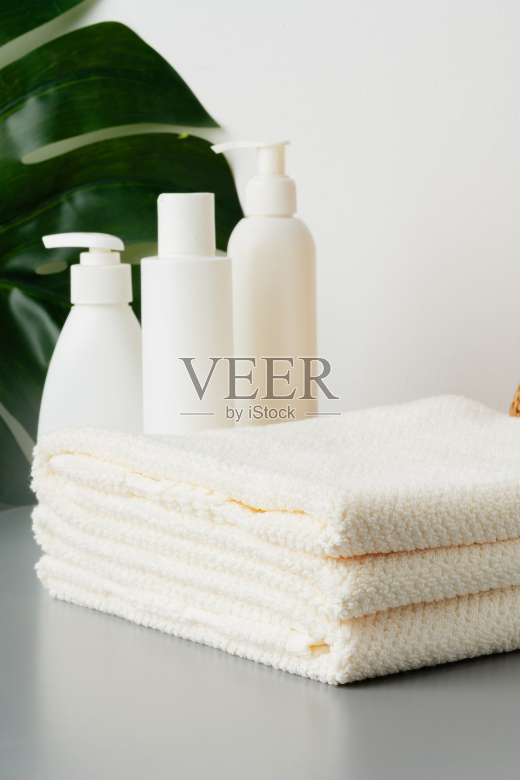 一套空白化妆品瓶和毛巾在灰色背景照片摄影图片