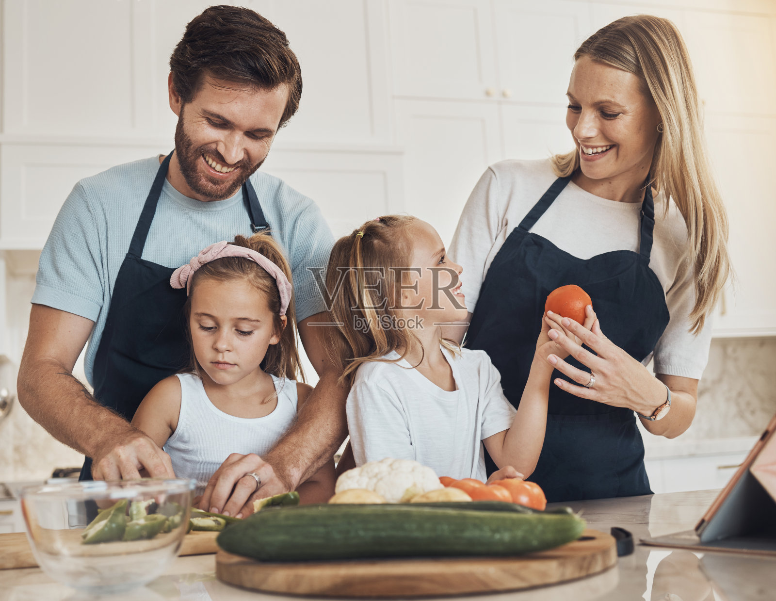 幸福的家庭，在厨房里一起准备，素食和晚餐。孩子们，家长们一起帮忙吃饭，用微笑的时间和营养学习和教学照片摄影图片