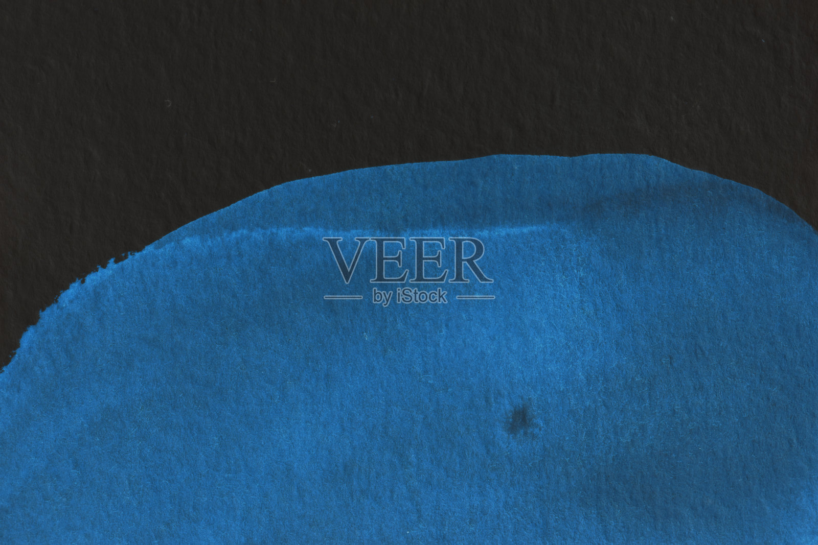 黑色和蓝色的抽象背景。彩色墨渍、墙纸印花。创意背景，混乱的油漆笔触，图案印刷在卡片上照片摄影图片