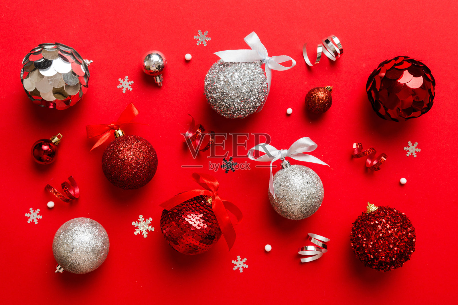 彩色背景圣诞球。用彩带蝴蝶结装饰装饰物照片摄影图片