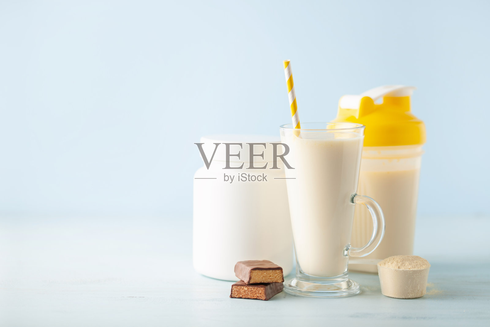 运动蛋白奶昔与健身器材照片摄影图片