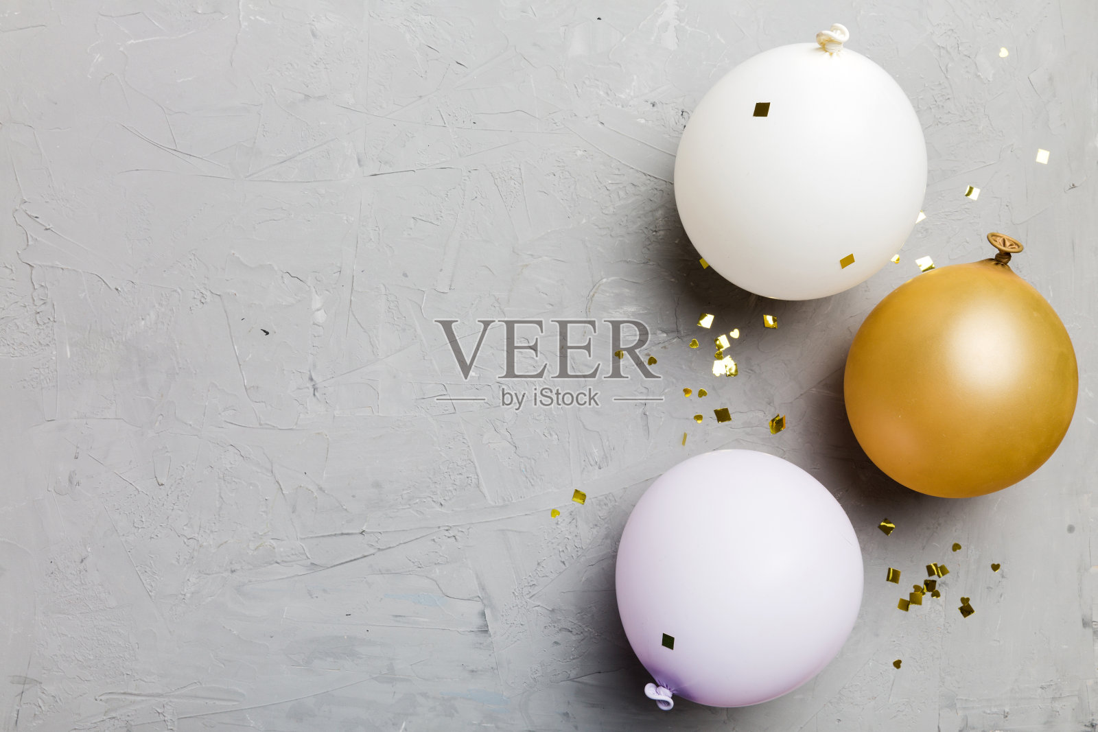 背景与固定的气球圆形和五彩纸屑，多色顶视图。生日派对背景照片摄影图片