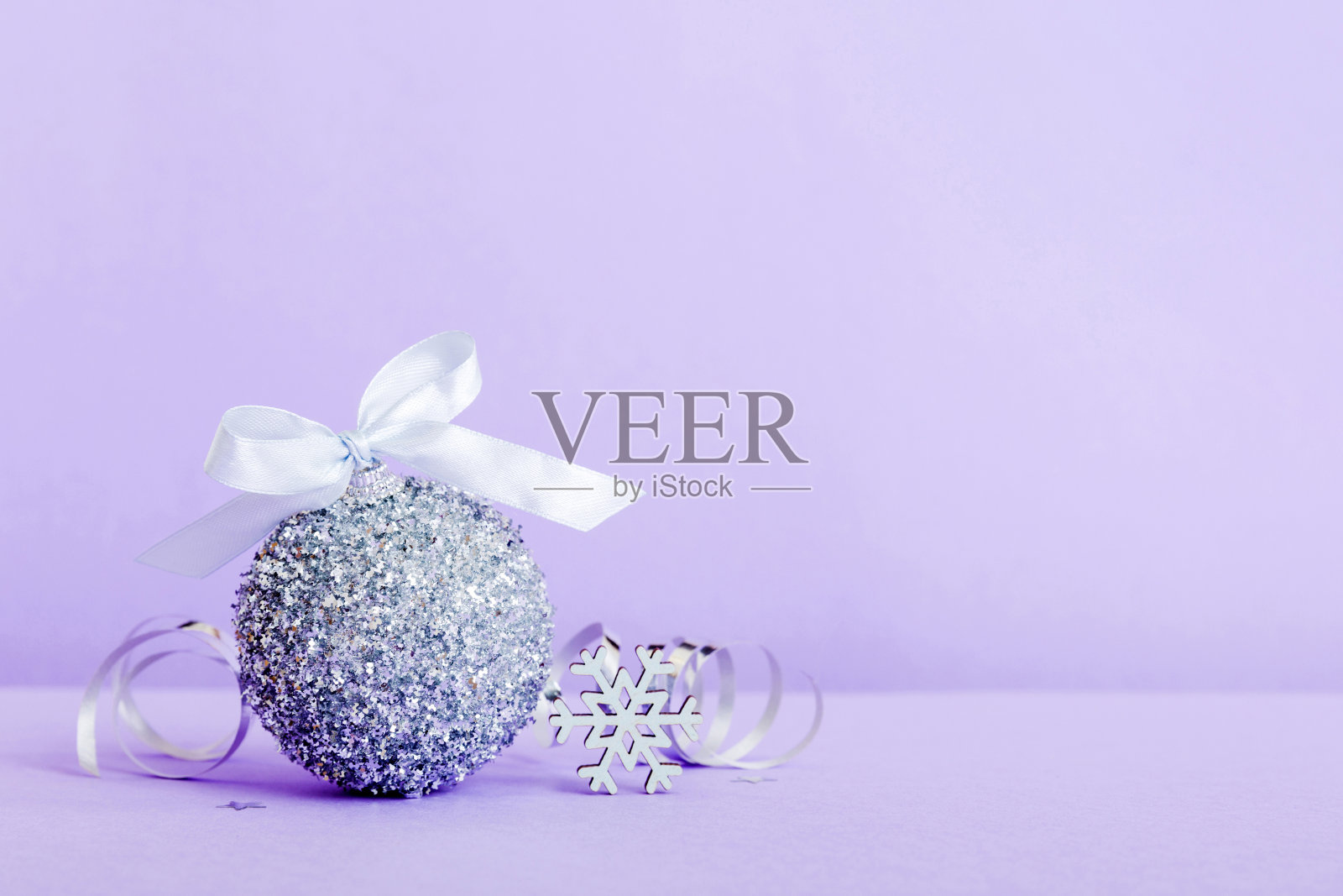 彩色背景圣诞球。用彩带蝴蝶结装饰装饰物照片摄影图片