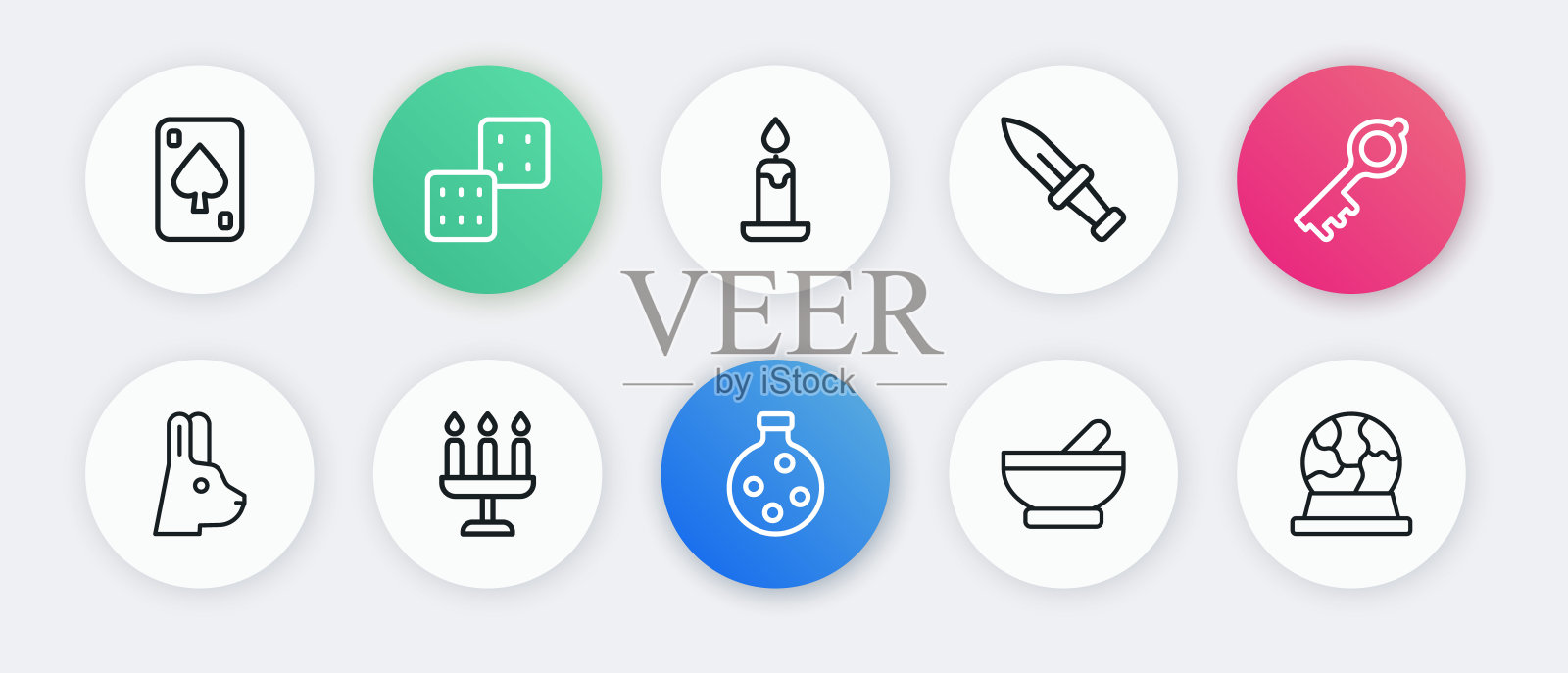 设置线瓶药水，旧魔法钥匙，兔子耳朵，女巫大锅，匕首，燃烧的蜡烛，魔术球和烛台图标。向量插画图片素材