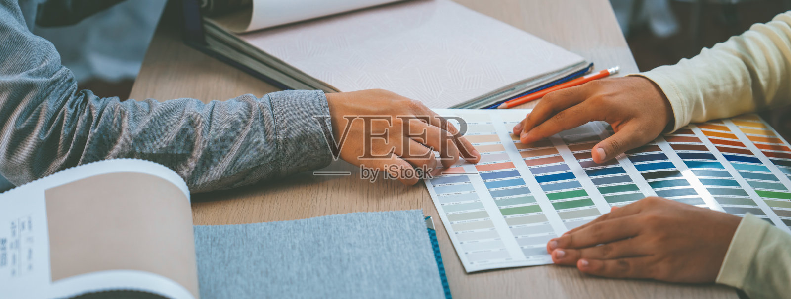 建筑师和室内设计师讨论窗帘材料。斑叶。照片摄影图片