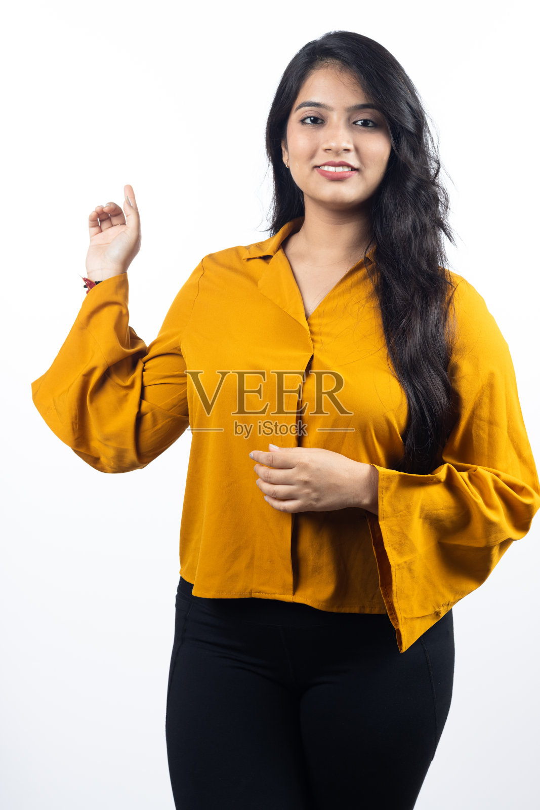 年轻的印度人，亚洲女商人，大学女生，学生，自信的女企业家穿着职业装，在白色背景上的谈话表情孤立照片摄影图片