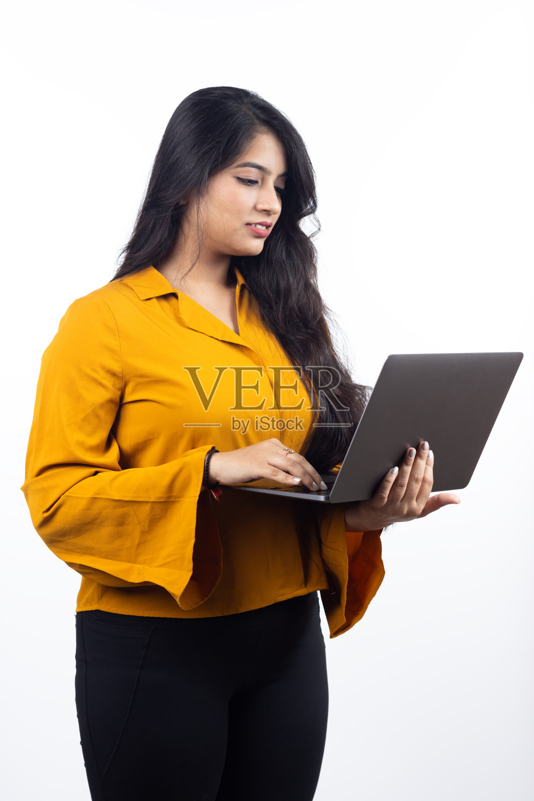 年轻的印度人，亚洲女商人，大学女生，学生，自信的女企业家穿着职业装，在白色背景上的谈话表情孤立照片摄影图片