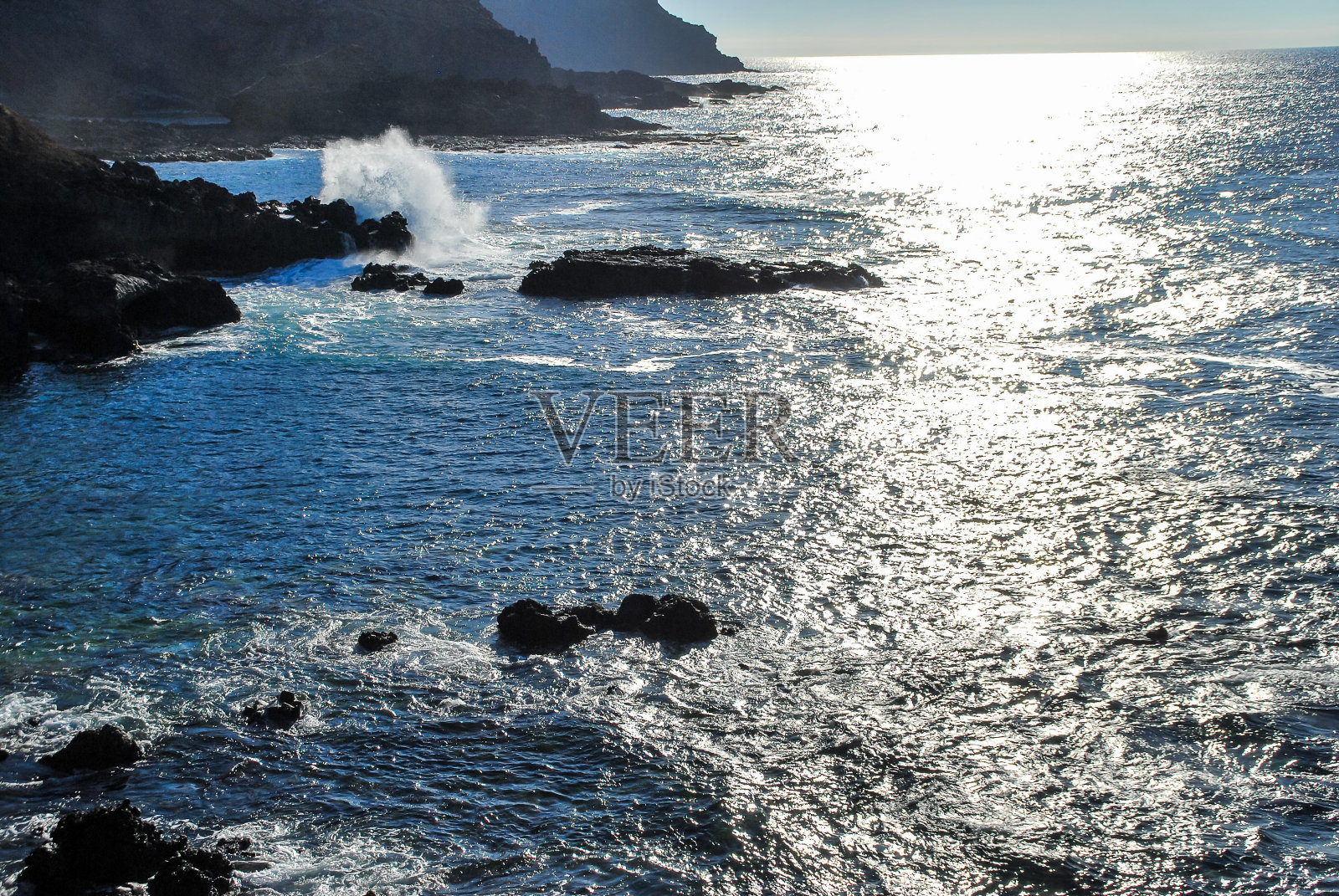 海浪拍打着岩石，数码照片的画面作为背景照片摄影图片
