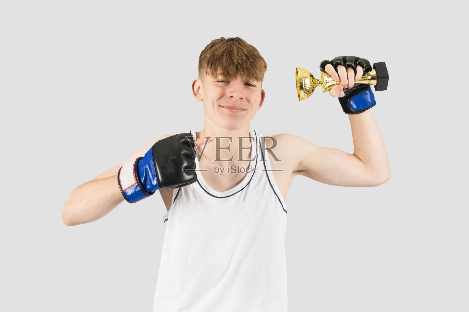 拿着奖杯的少年拳击手照片摄影图片