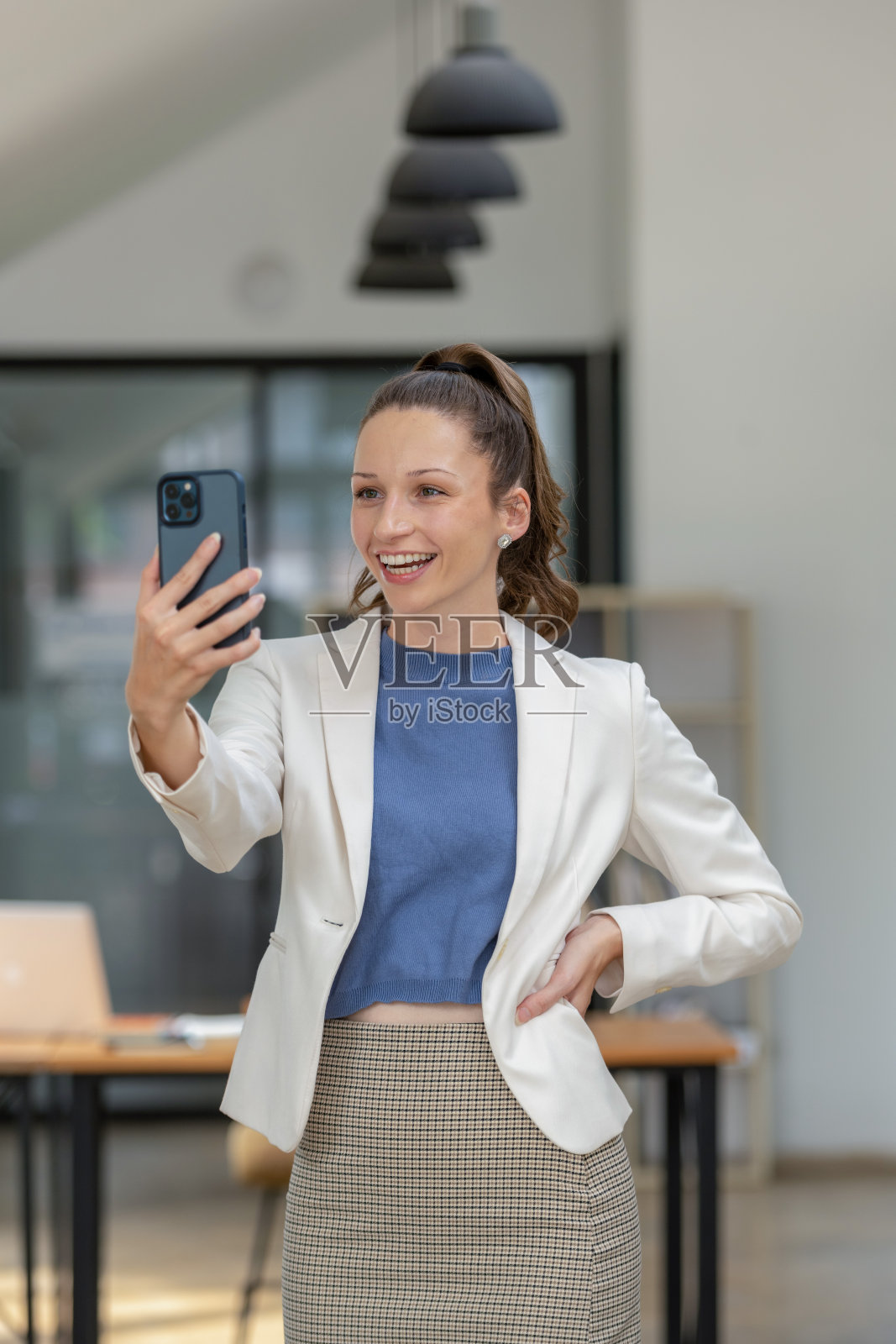 喜欢视频通话的女商人。照片摄影图片