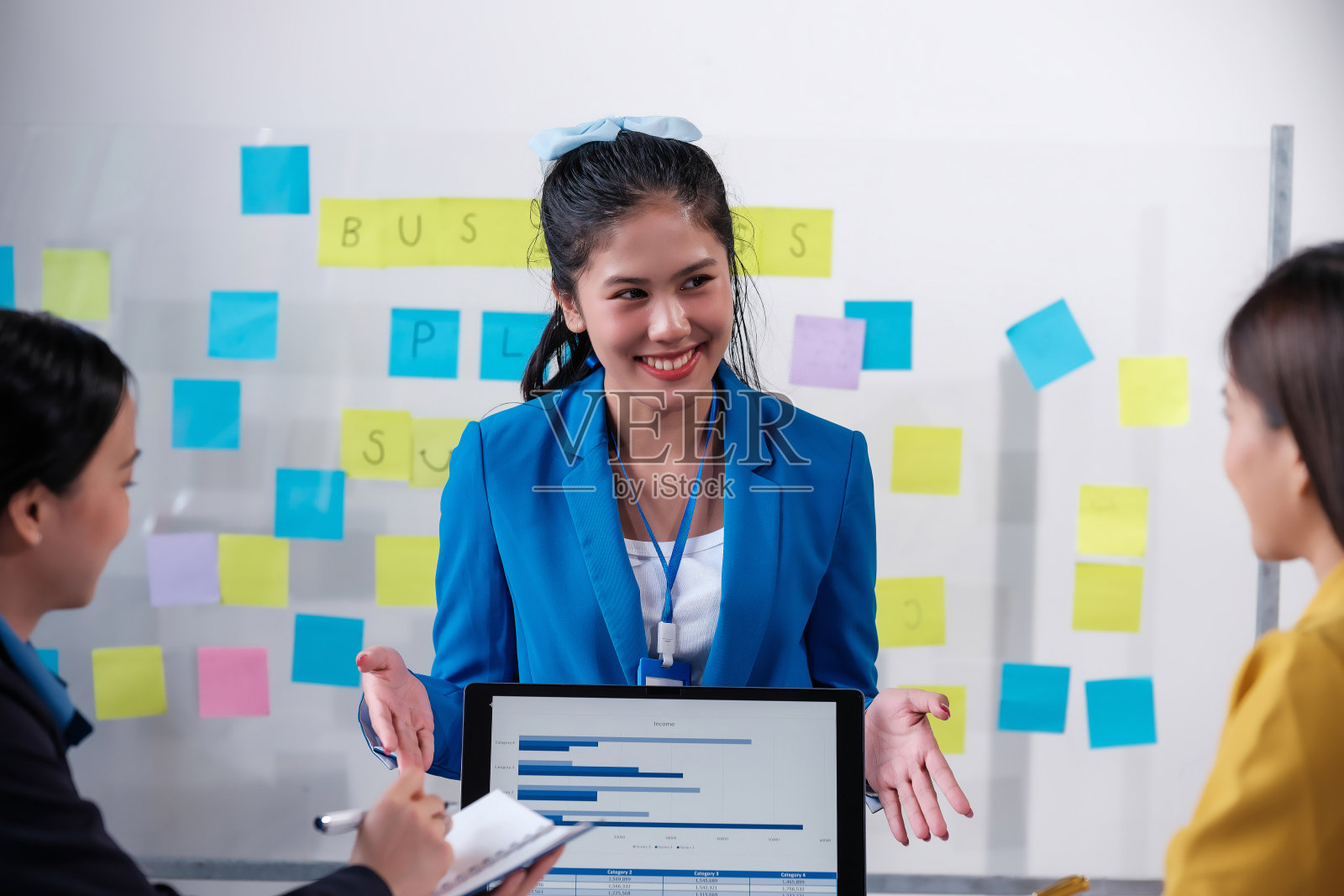 商务、董事会和亚洲女性在研讨会上进行演讲、计划和解释流程。女性，主讲人，写作，头脑风暴和动力与利润增长和导师照片摄影图片