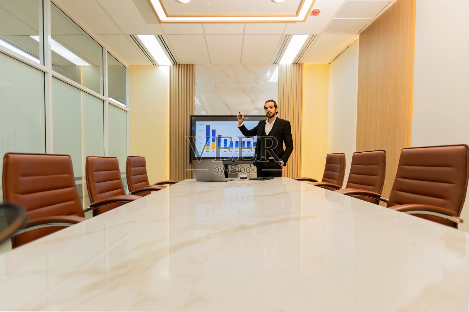 出席会议室或董事会会议室的商人。现代化的会议室。商务会议室。业务增长概念照片摄影图片