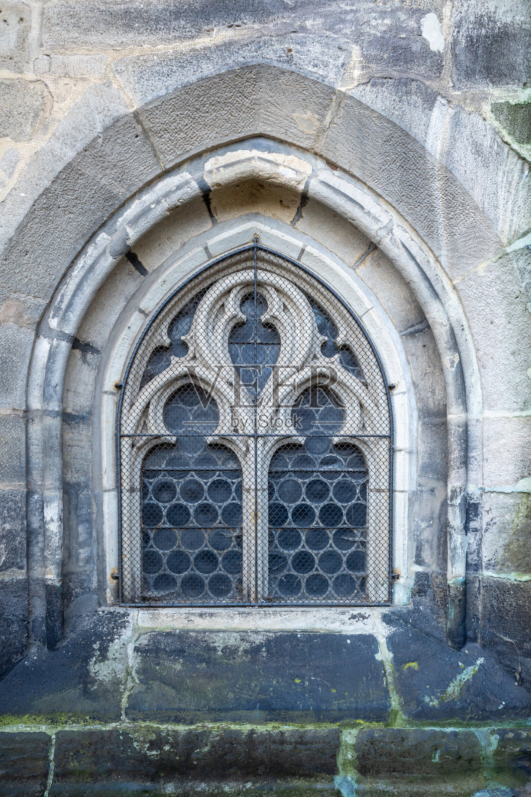 欧洲德国一座古老的哥特大教堂石墙上的拱形窗户照片摄影图片