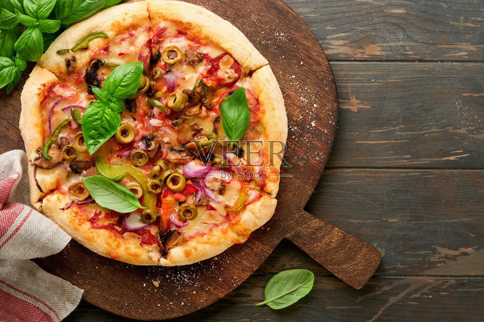 自制披萨。传统的那不勒斯披萨，以橄榄、辣椒、洋葱和蘑菇为木质背景。意大利传统食物。前视图。模拟。照片摄影图片