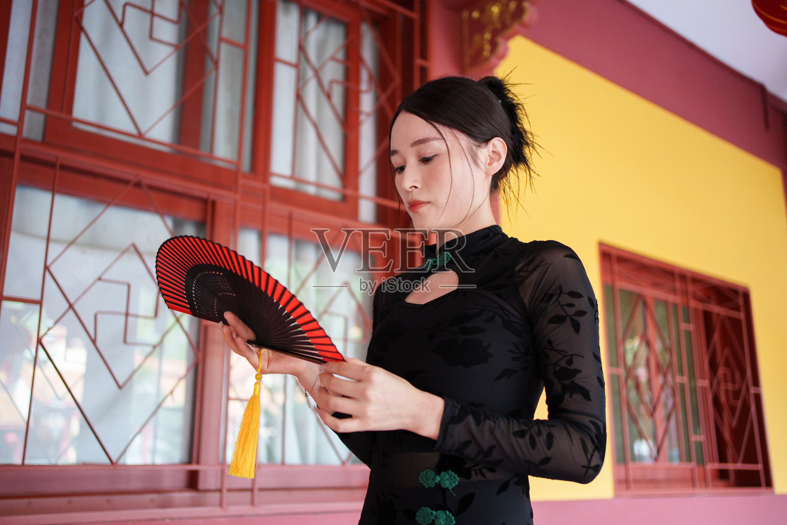 亚洲女子手持扇子照片摄影图片