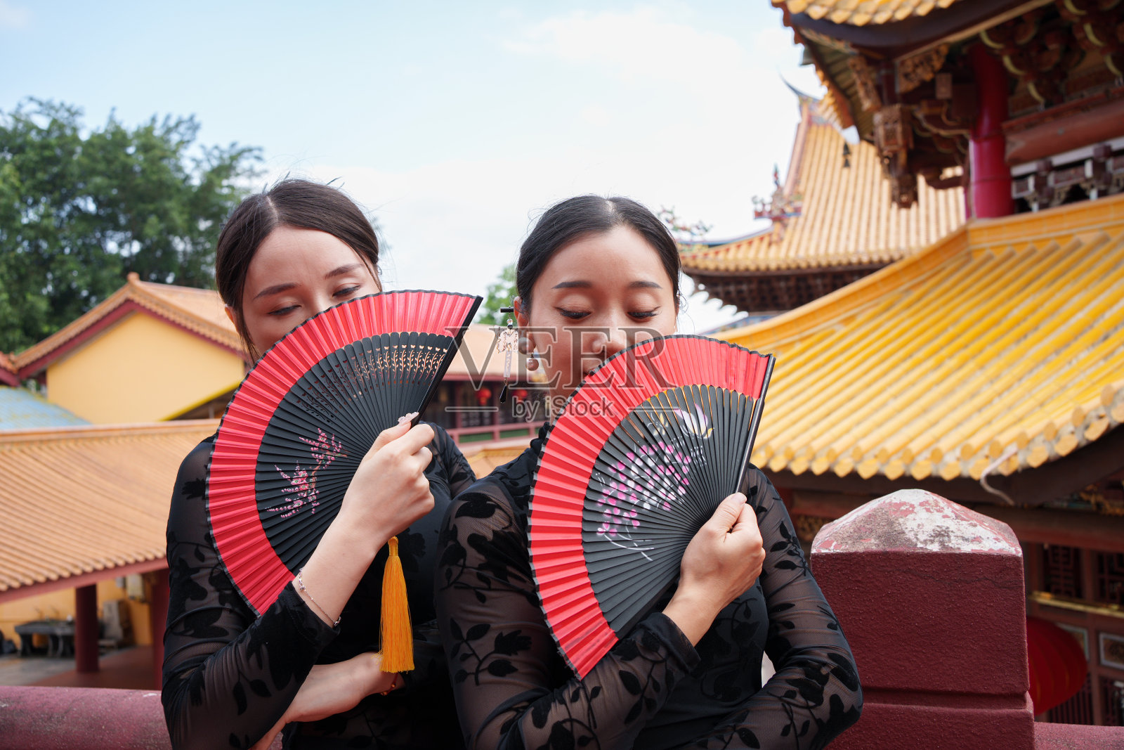 古典女子手持纸扇照片摄影图片