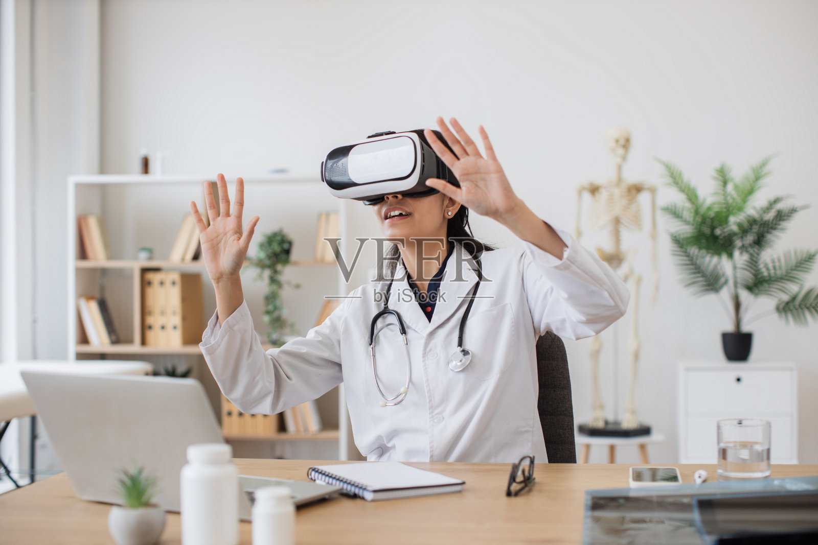 女医生在病房里使用虚拟现实眼镜照片摄影图片