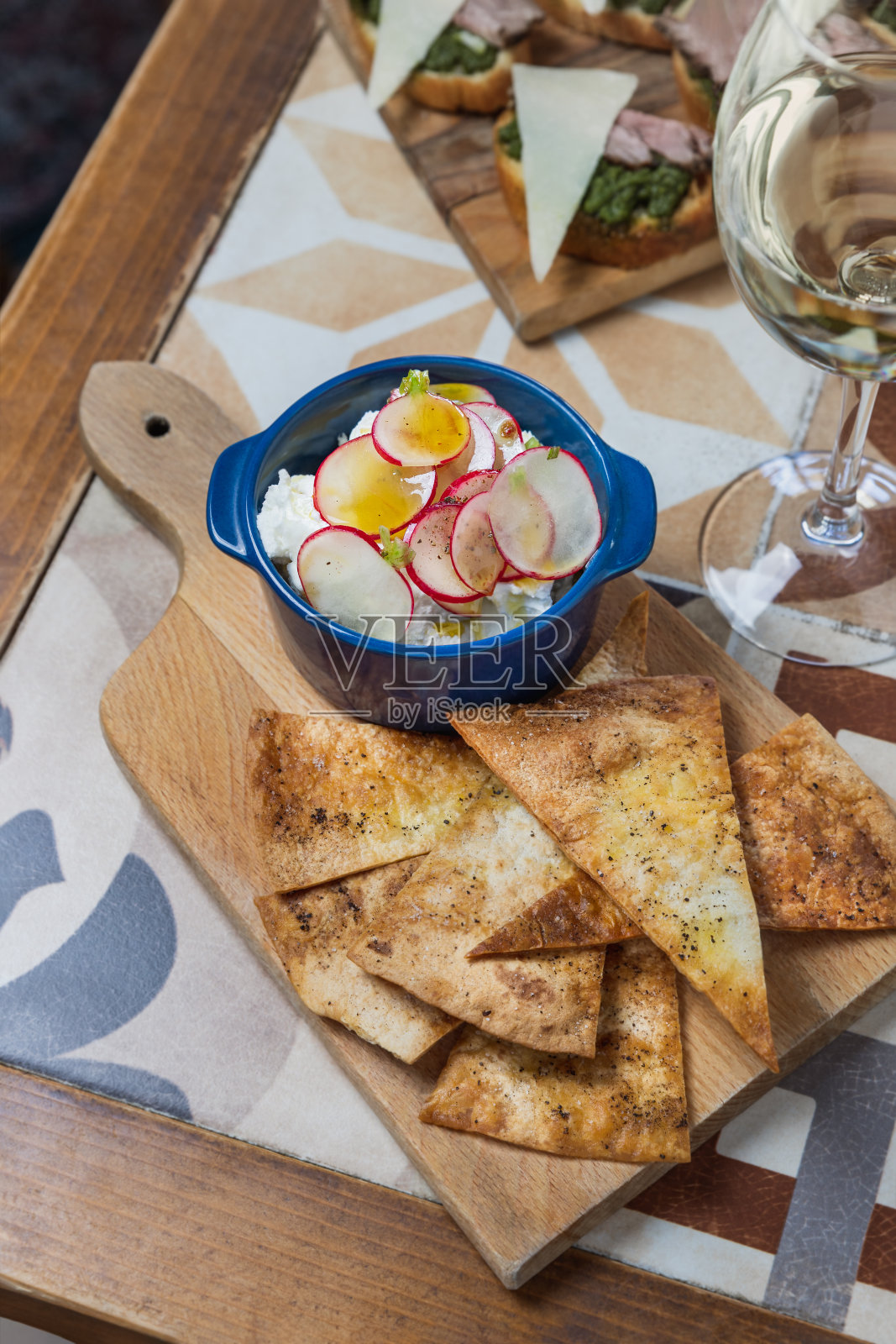 桌上有软奶酪开胃菜和脆皮面包照片摄影图片