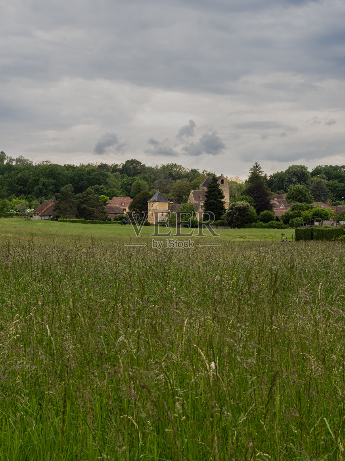 法国多尔多涅的风景。以萨拉特镇为背景的绿色田野。照片摄影图片