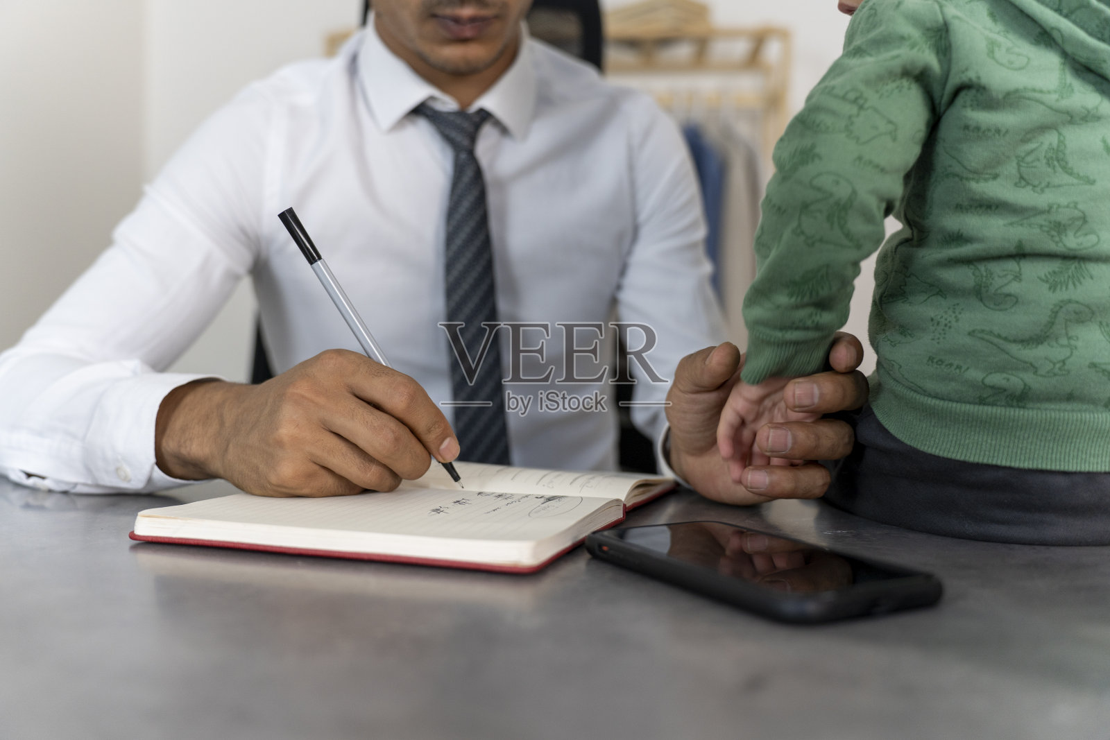 男模特在笔记本上写作照片摄影图片