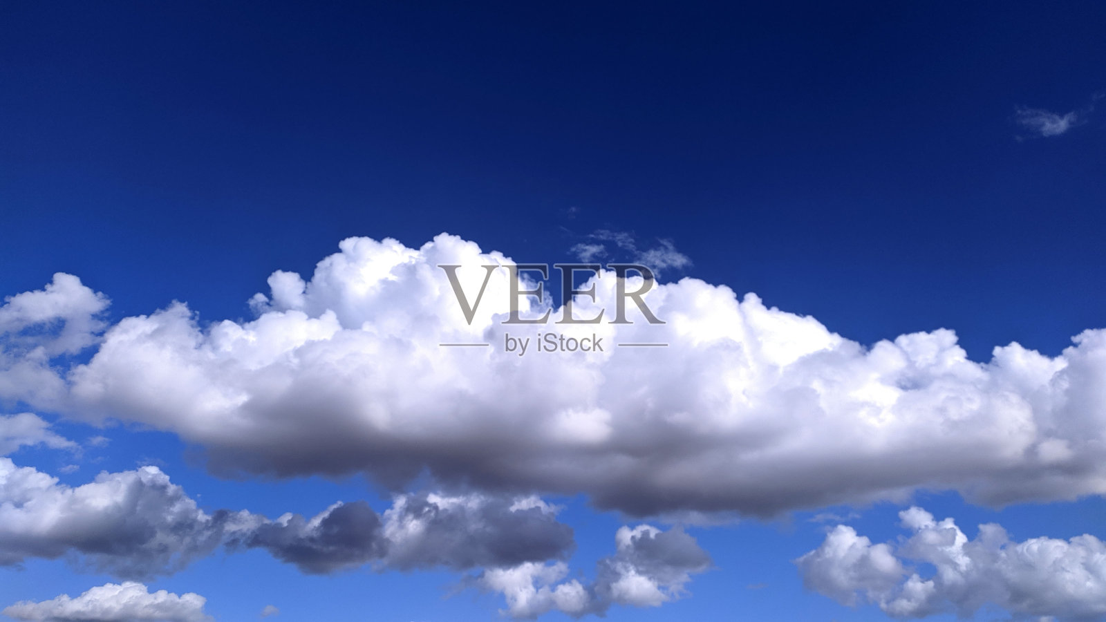 云朵像枕头照片摄影图片