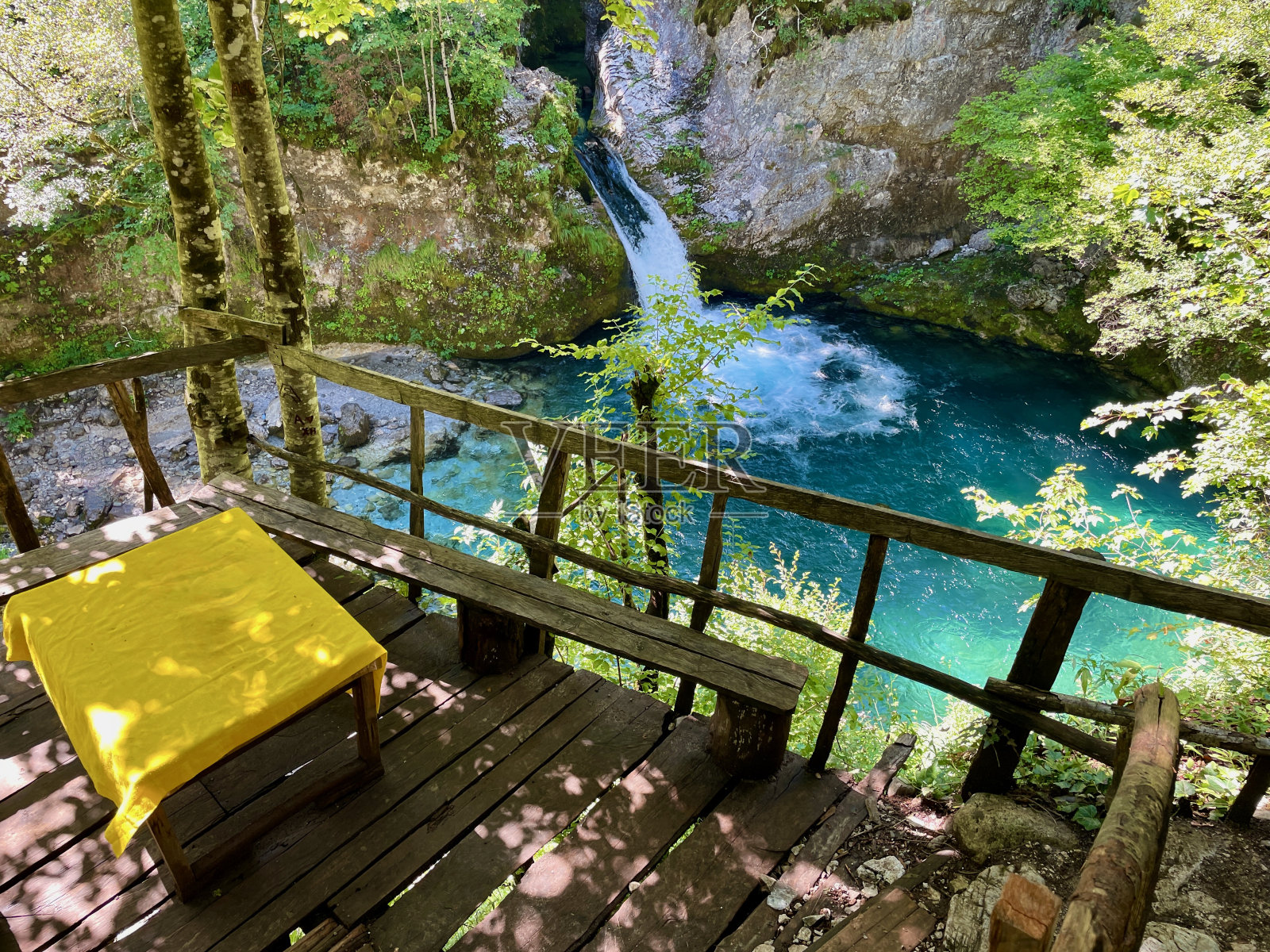 蓝色眼睛Siri Kalter在Theth，从上面的乡村餐厅看到阿尔巴尼亚阿尔卑斯山。照片摄影图片