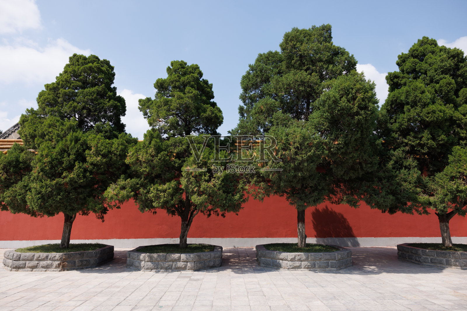 夕阳下的中国寺庙红墙照片摄影图片