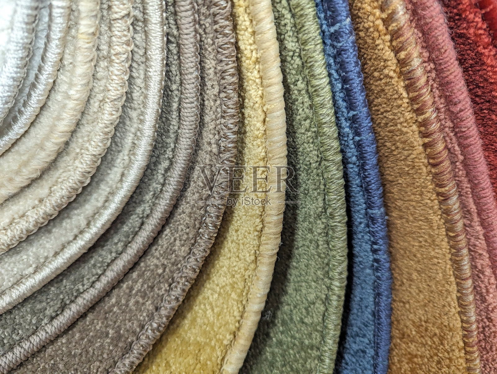 地毯样品的特写，颜色可供选择照片摄影图片