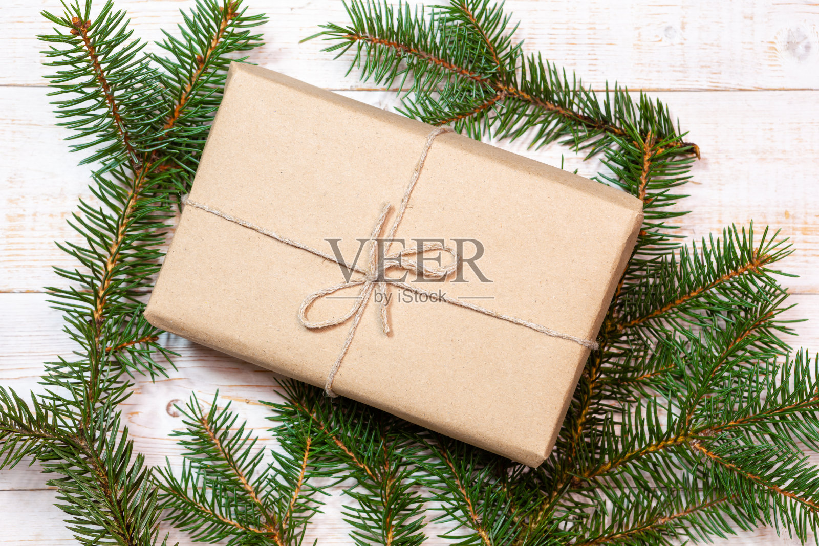 圣诞家具——冷杉树枝和礼品盒放在白色的木桌上。平面布局，俯视图构图照片摄影图片