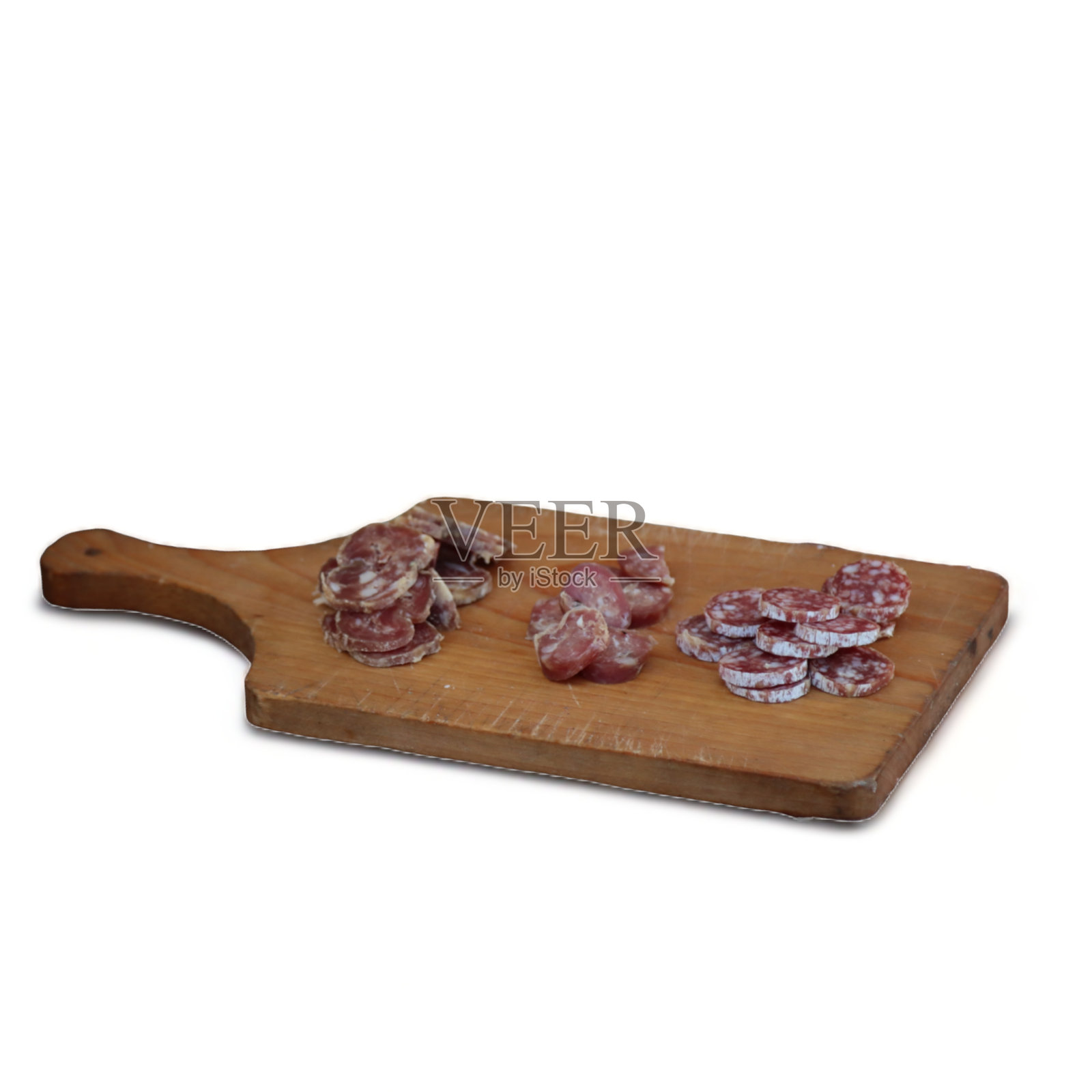 白色背景的砧板上的开胃肉照片摄影图片