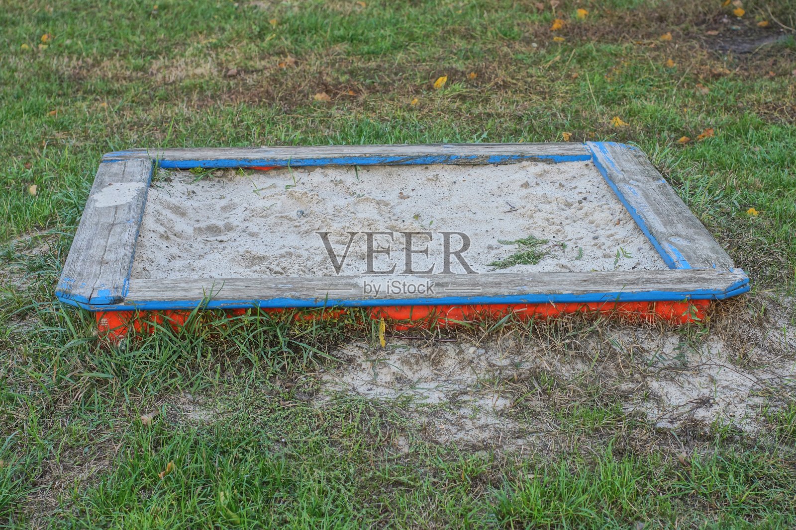 彩色的方形木制沙箱，上面有白色的沙子照片摄影图片