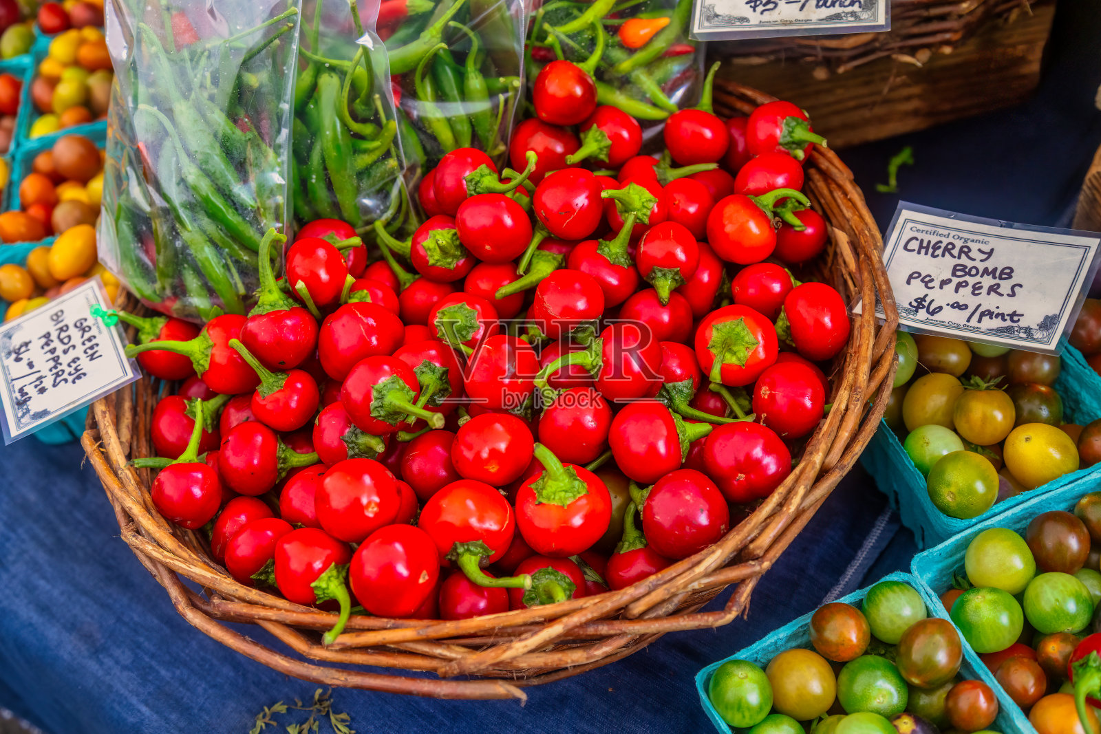 一篮子农贸市场的樱桃炸弹辣椒照片摄影图片