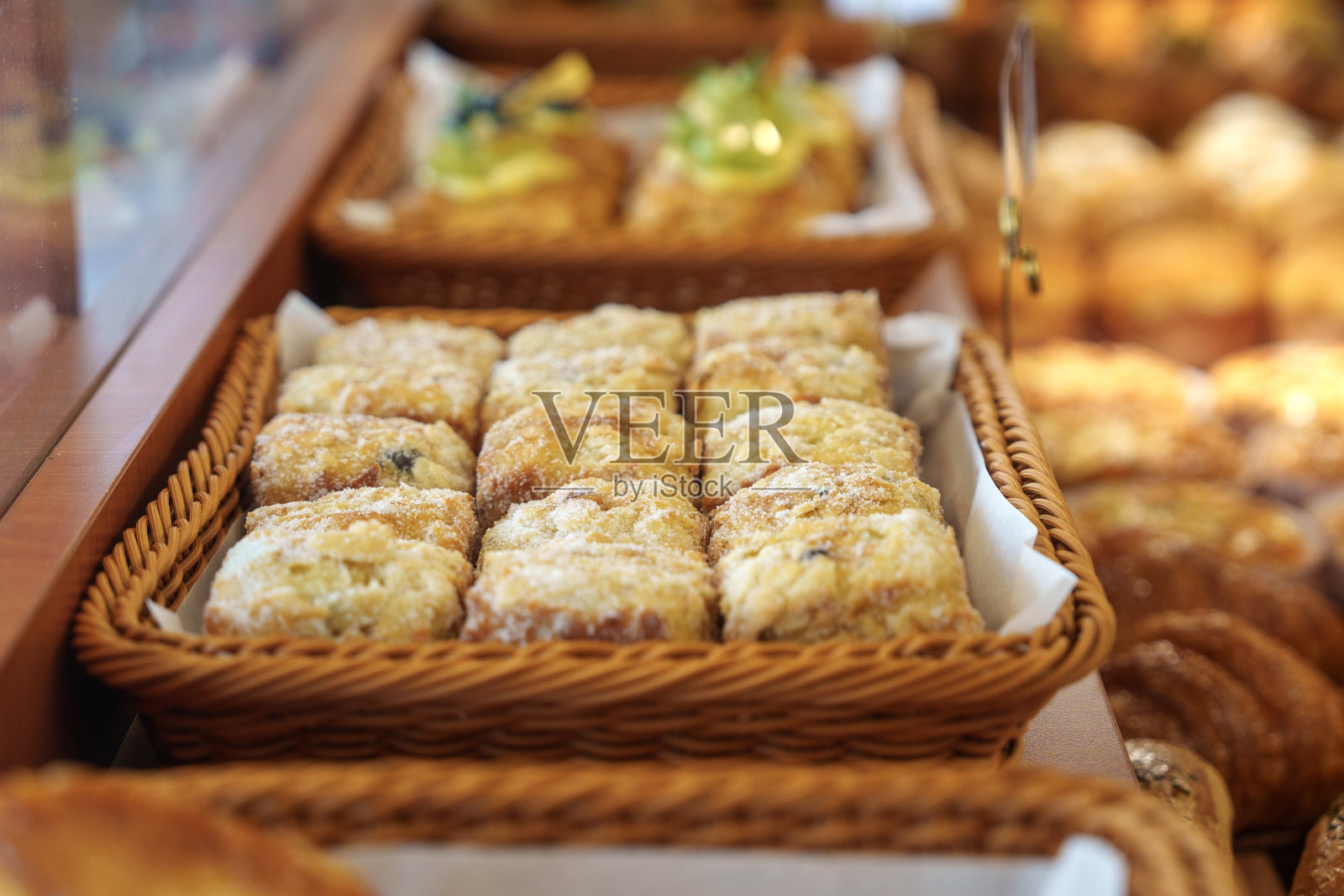 面包店里展示的新鲜出炉的糕点和小面包照片摄影图片