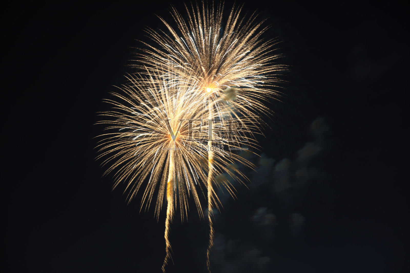 美丽的彩色烟花纹理背景，夜间海上烟花表演的低角度视图照片摄影图片
