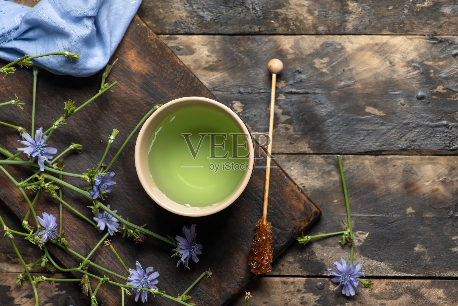 野生菊苣花和凉茶。替代医学照片摄影图片