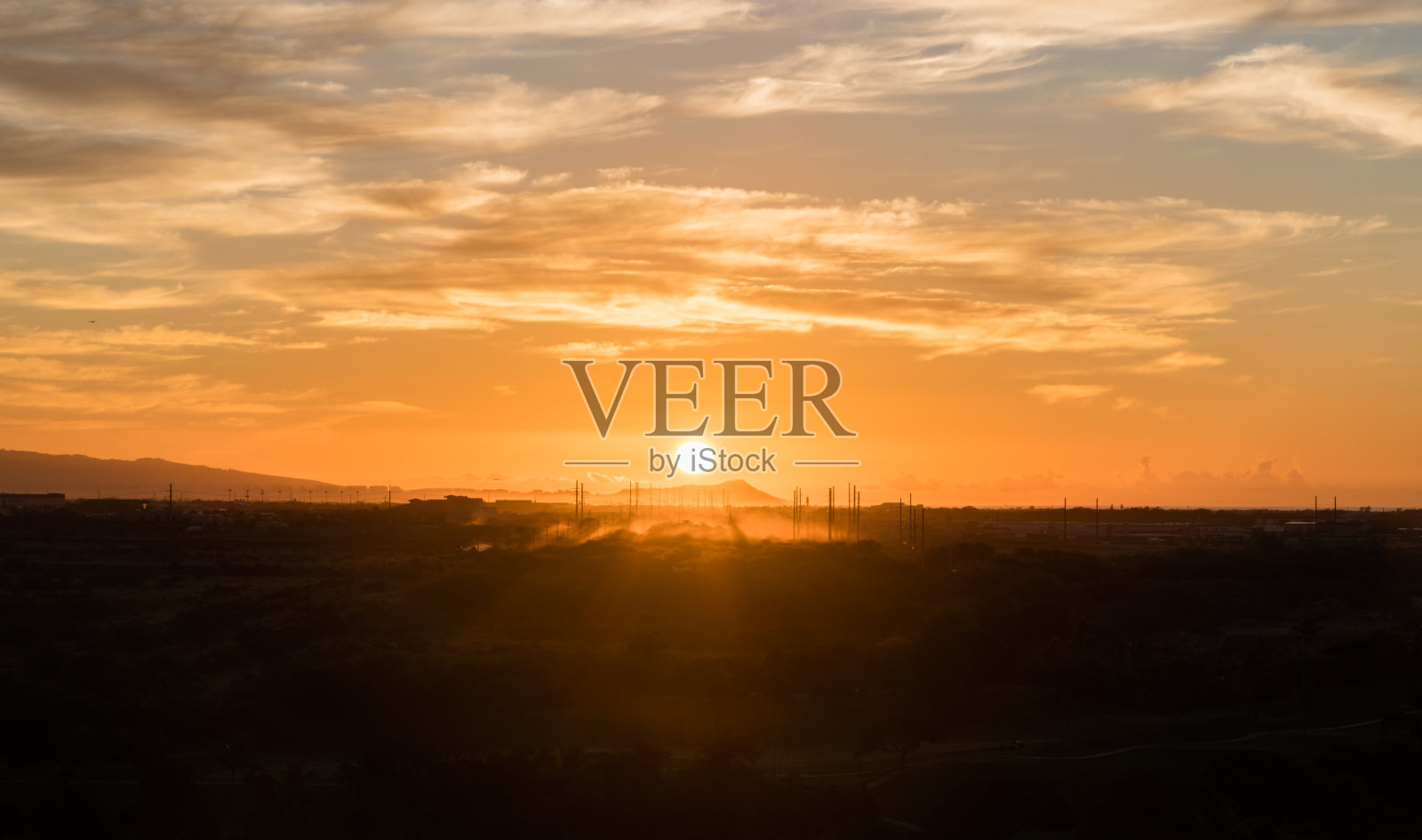 太阳从夏威夷瓦胡岛的钻石山升起照片摄影图片