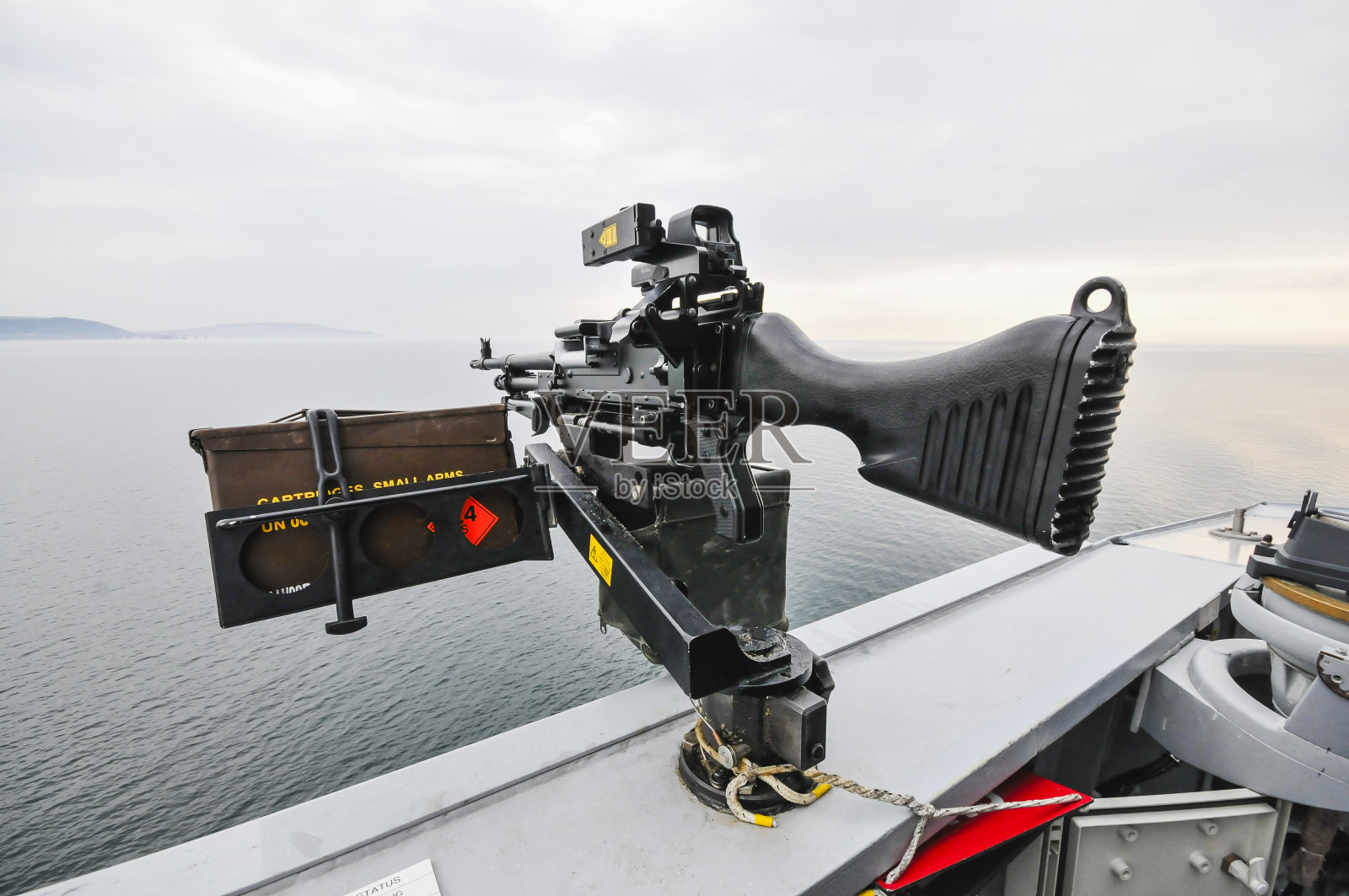 装有弹药箱的通用机枪(GPMG)，在海上时安装在皇家海军驱逐舰上。照片摄影图片