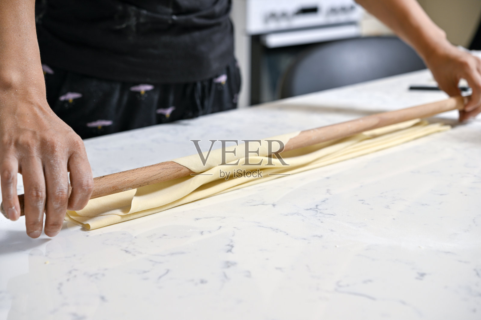 擀面团的女人照片摄影图片