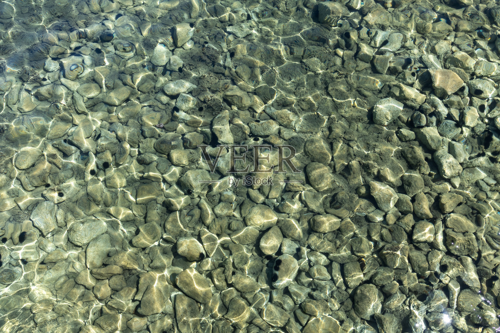 美丽的水下海岩在一个夏天的一天。照片摄影图片