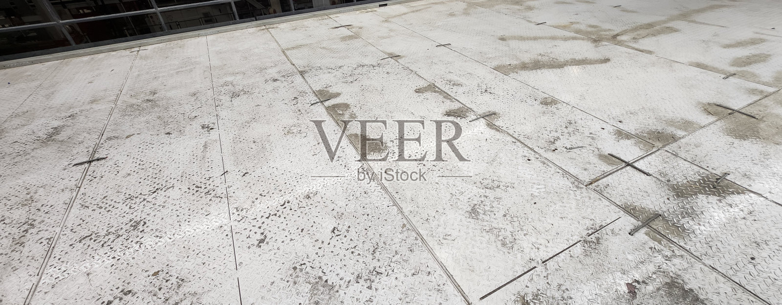 由工厂地板上的格子板制成的传送带的典型钢条照片摄影图片