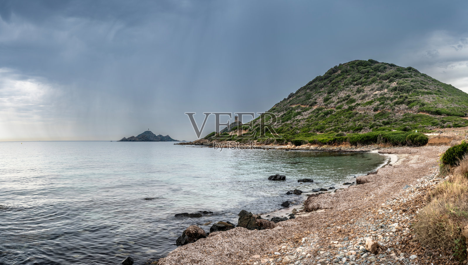 多岩石的海岸线。桑吉纳尔群岛和科西嘉岛的帕拉塔塔。法国科西嘉岛的Torra Ghjinuvesa di a Parata，靠近地中海的阿雅克肖照片摄影图片