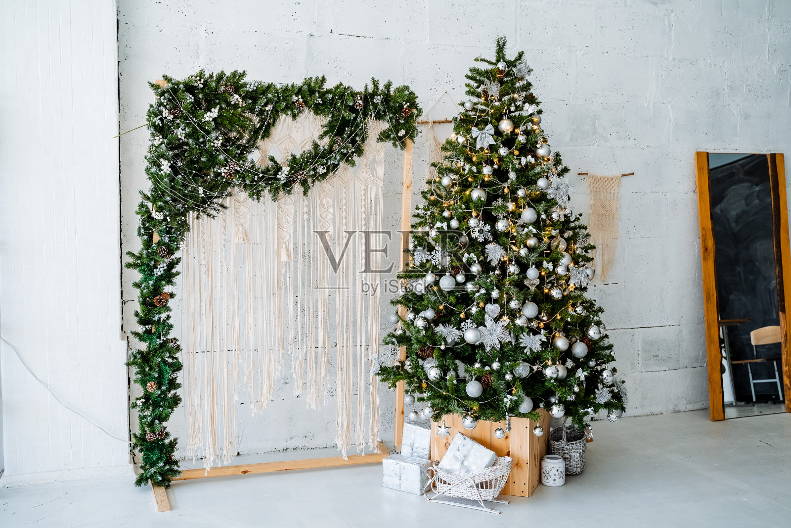 圣诞树用玩具和黄色的彩灯装饰，绿色的圣诞树在公寓内部特写，圣诞树的装饰元素，寒假的概念照片摄影图片