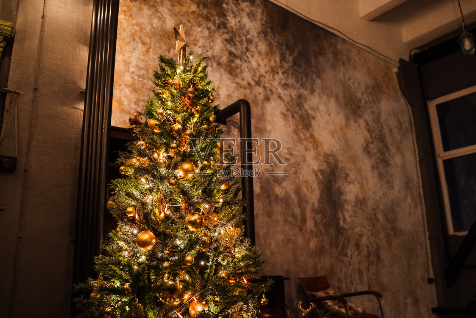 挂在白色墙上的小灯花环，拍摄于傍晚，特写，微距摄影照片摄影图片