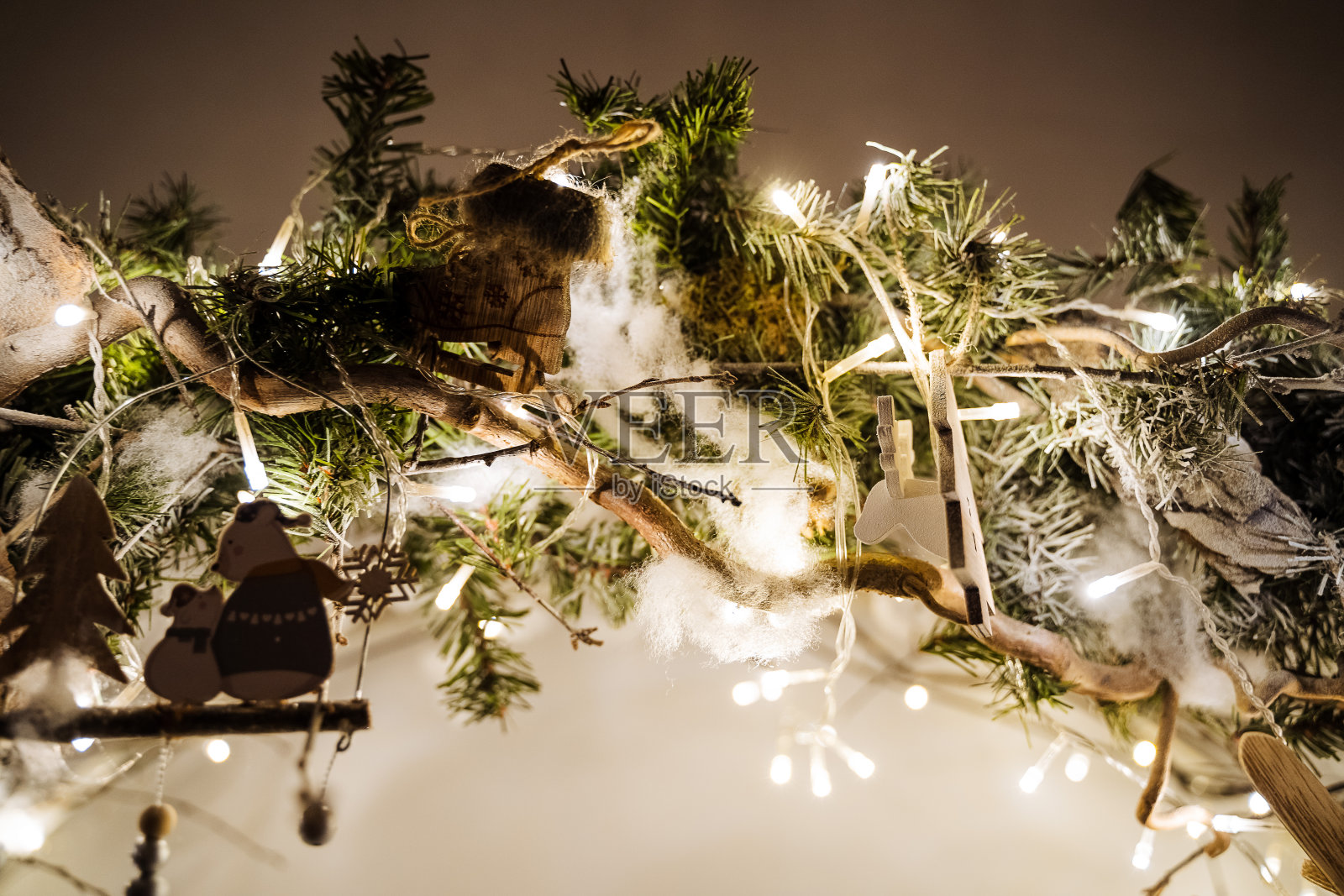 挂在白色墙上的小灯花环，拍摄于傍晚，特写，微距摄影照片摄影图片