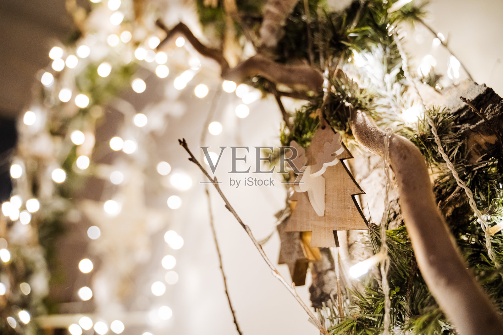 挂在白色墙上的小灯花环，拍摄于傍晚，特写，微距摄影照片摄影图片