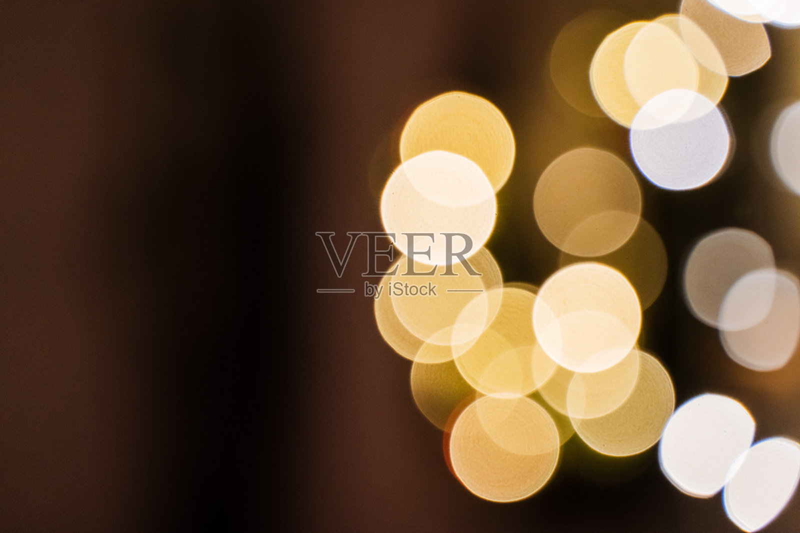 挂在白色墙上的小灯花环，拍摄于傍晚，特写，微距摄影照片摄影图片