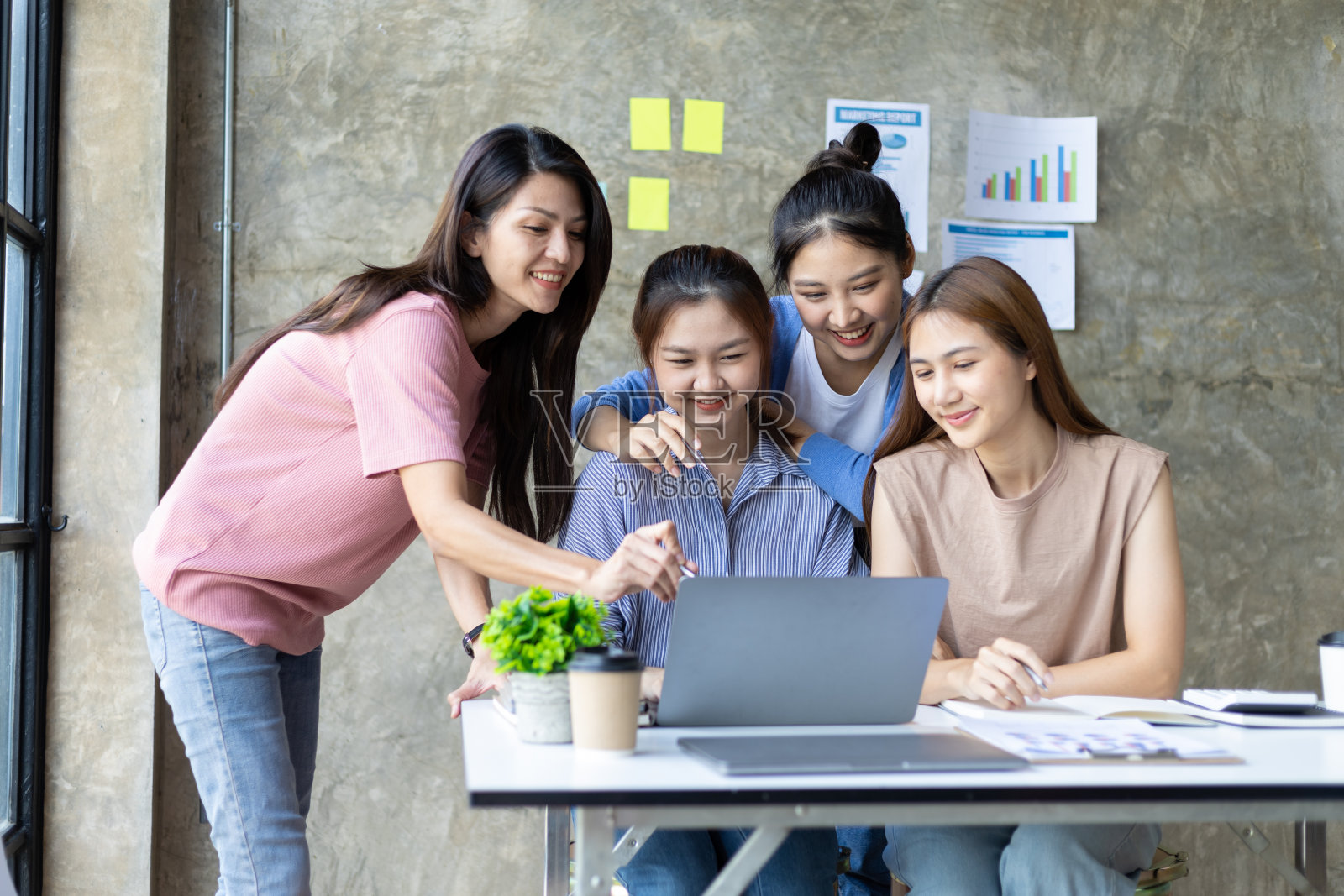 同事们在办公室用笔记本电脑开会讨论工作计划。一群大学生在图书馆一起工作。照片摄影图片